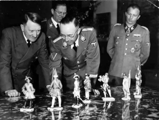 Heinrich-Himmler-and-Adolf-Hitler-and-Fegelein.jpg