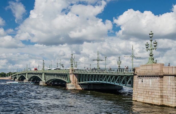 Trinity_Bridge_in_Saint_Petersburg.jpg