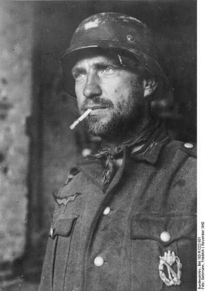 Bundesarchiv_Bild_183-R1222-501%2C_Stalingrad%2C_deutscher_Soldat_mit_Zigarette.jpg