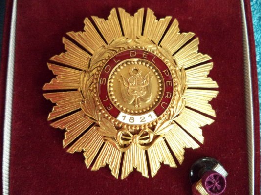 bela-medalha-orden-el-sol-del-peru-completa-c-estojo-19201-MLB20167653521_092014-F.jpg