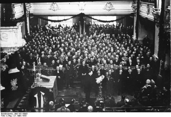 Bundesarchiv_Bild_102-16093,_Tag_von_Potsdam,_Rede_Hitler_in_Garnisonkirche.jpg