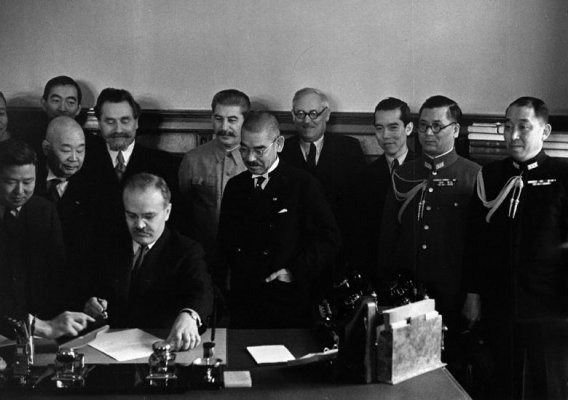 Molotov_signs_the_Soviet–Japanese_Neutrality_Pact.jpg