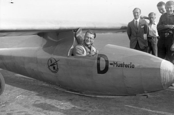 Bundesarchiv_Bild_102-11940,_Berlin,_Wolf_Hirt_im_Segelflugzeug.jpg