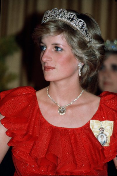 Princess-Diana-wearing-Royal-Family-Order-Queen-1983.jpg