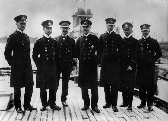 Admiral Hipper (center) with his staff in 1916. Second from left Erich Raeder,.jpg