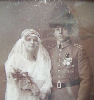 Altes Foto Portrait Hochzeitsfoto Hochzeit Mann Soldat mit Orden und Frau.jpg