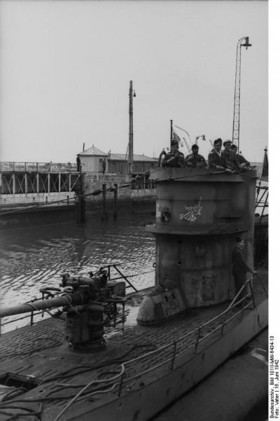 Bundesarchiv_Bild_101II-MW-6434-13,_St__Nazaire,_U-Boot_einlaufend.jpg