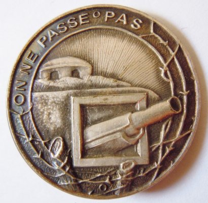 Insigne-1939-LIGNE-MAGINOT-On-ne-passe-pas.jpg