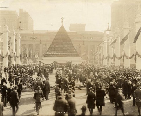 Pyramid-of-captured-German-.jpg