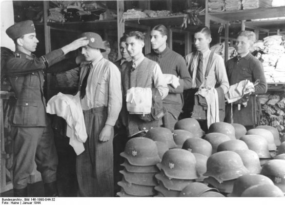 Bundesarchiv_Bild_146-1990-044-32%2C_Einkleidung_von_Kriegsfreiwilligen.jpg