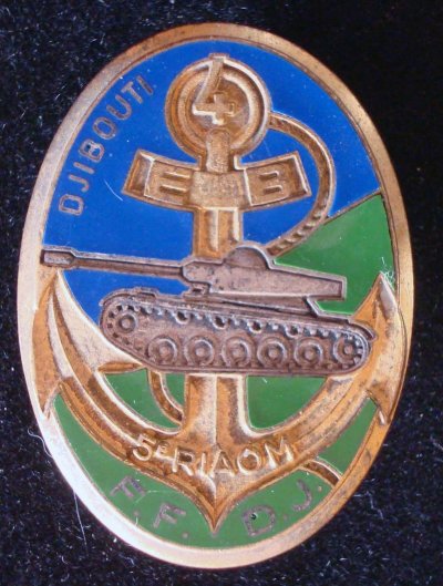 tan 5-riaom-insigne-metallique-du-4-escadron-du-5-regiment-inter-armes-d-outre-mer-f-f-d-j-1-mod.jpg