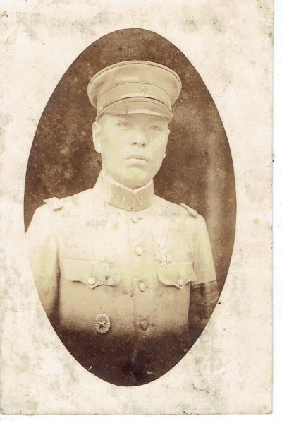 0 WW2-Original-Photograph-Japanese-Soldier-with-Medals.jpg