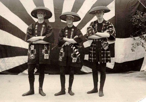 Edward_VIII_with_his_staff_wearing_Happi_1922.jpg