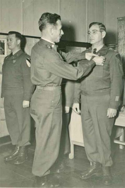 Beahm-receiving-bronze-star.jpg