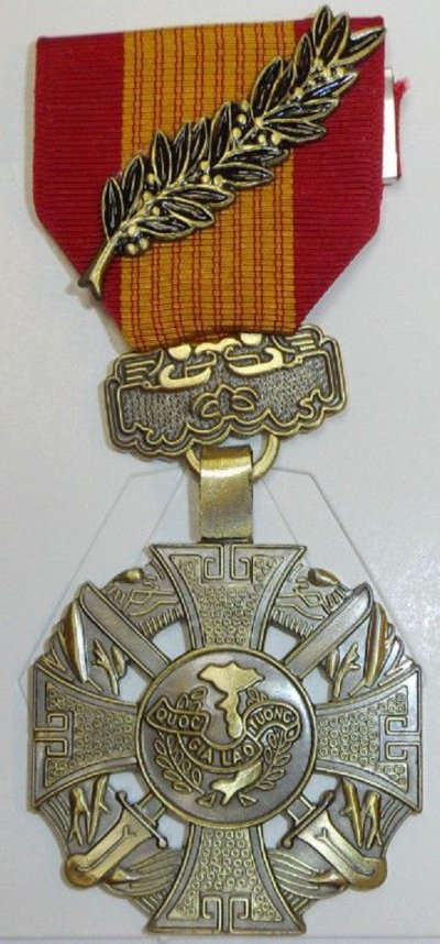 b9700-RVN-Vietnam-Gallantry-Cross-Medal-original-US.jpg