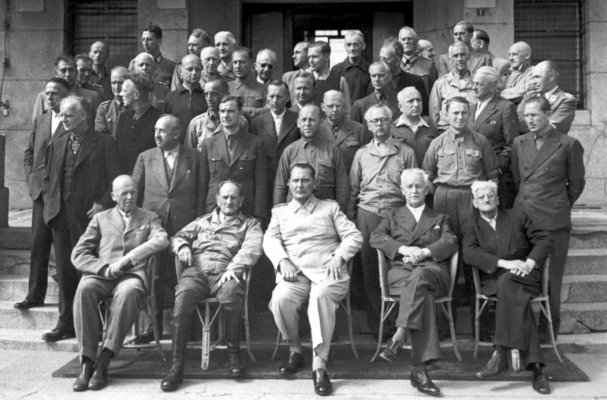 Die inhaftierten NS-Führer posierten im August 1945 vor dem alliierten Gefängnis in Mo.jpg