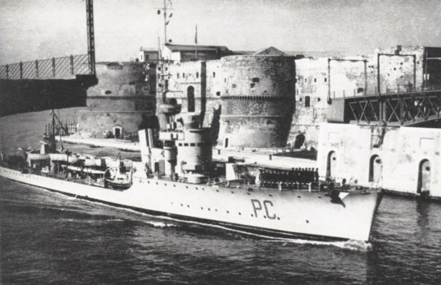 0 Polluce a Taranto nel 1940 (Le torpediniere italiane 1881-1964-Marcello Risolo-Naviearmatori).jpg