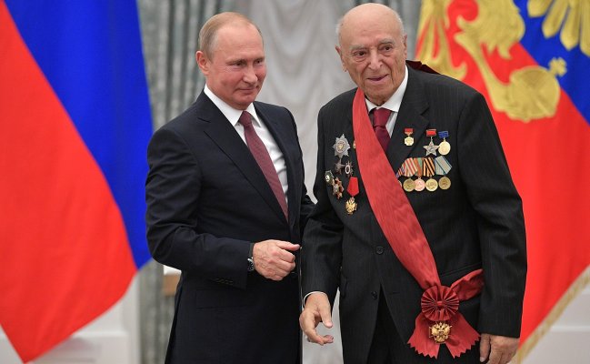 1280px-Vladimir_Putin_and_Vladimir_Etush_2018-06-27.jpg