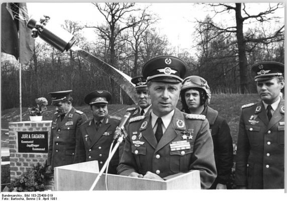 Bundesarchiv_Bild_183-Z0409-019,_Neubrandenburg,_Sigmund_JГ¤hn,_Gagarin-Denkmal.jpg