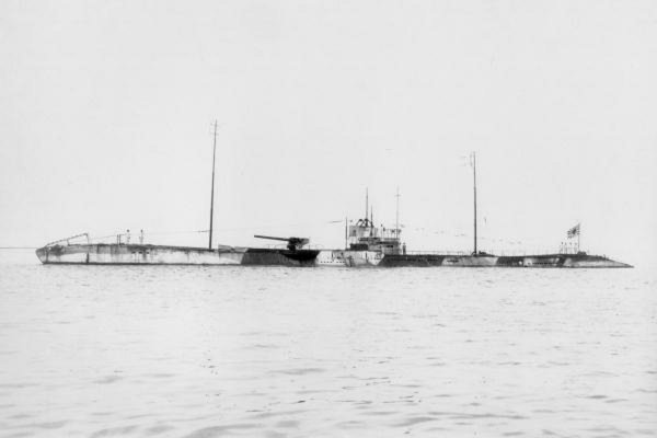 Japanese_submarine_Maru-1_in_1919.jpg