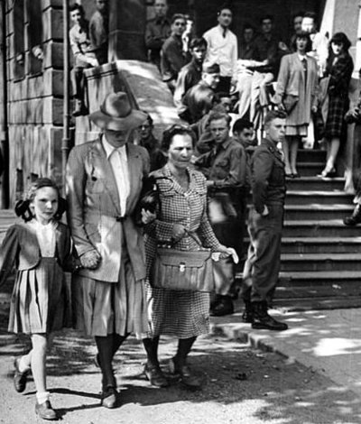 Edda und Emmy Göring nebst Haushälterin in Nürnberg beim Besuch von Hermenn G&#24.JPG