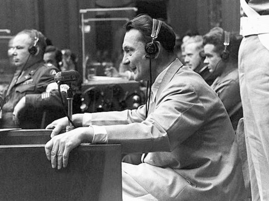 Ein vergnügter Herrman Göring beim Nürnberger Prozeß.JPG