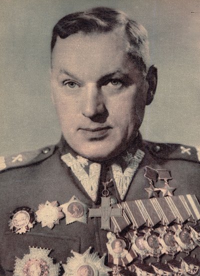 Konstanty_Rokossowski_w_polskim_mundurze.jpg