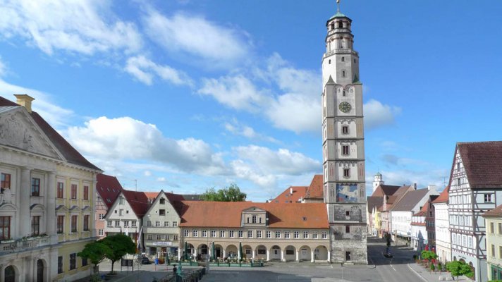 Marktplatz_mit_Rathaus_und_Schimmelturm.jpg