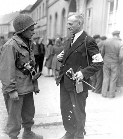 1945_Abgabe aller Hieb-und Stichwaffen wie etwa Degen und Dolche von Wehrmacht und Partei, wie v.jpg