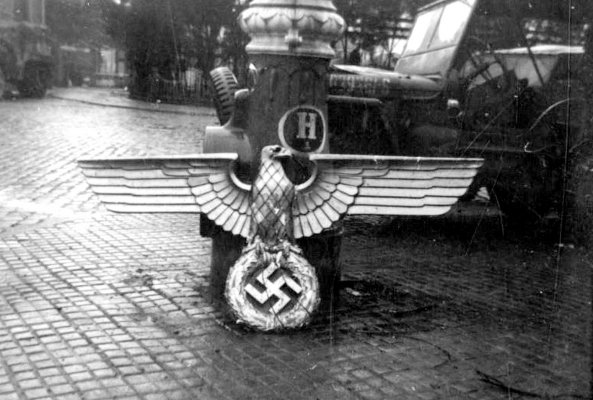 A captured nazi eagle in Germany.JPG