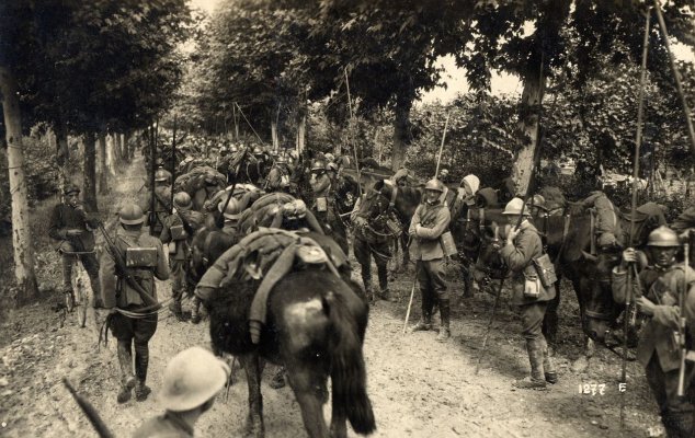 WWI_-_Battle_of_Caporetto_-_New_Italian_Line_at_the_Piave_River_-_Lancers_await_their_orders_nea.jpg