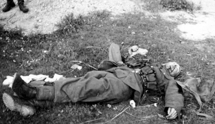 A dead German soldier in May 1945.JPG