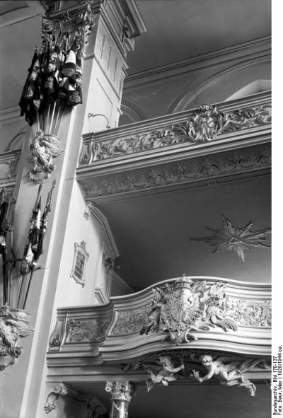 Bundesarchiv_Bild_170-137,_Potsdam,_Empore_König_Friedrich_Wilhelm_I._in_der_Garnisonkirche.jpg