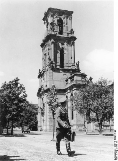 Bundesarchiv_Bild_146-1992-038-29_Potsdam_Ruine_der_Garnisonkirche-1.jpg