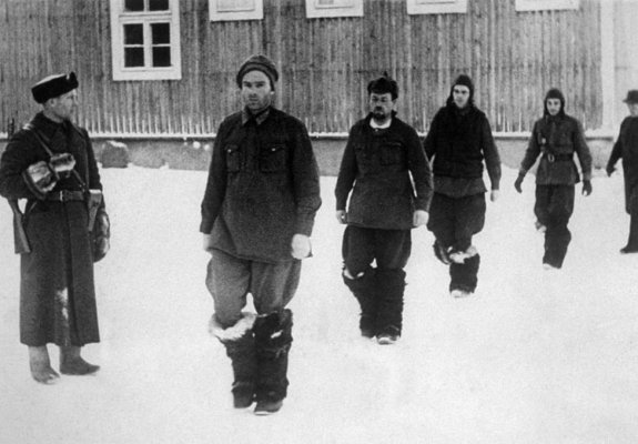 Советские военнопленные на прогулке в лагере. После плена им дали финскую обувь.jpg