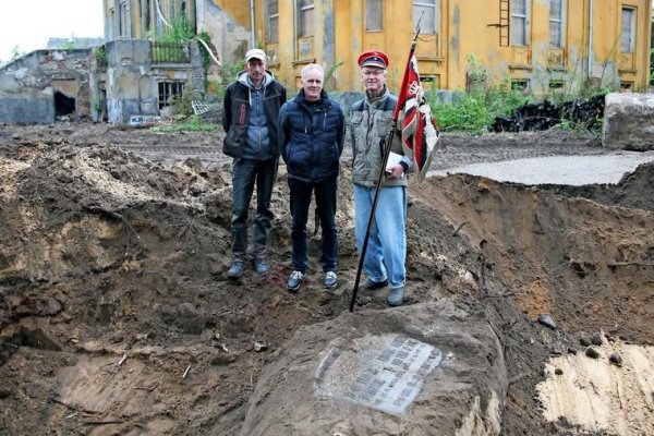 Baggerfahrer-Rainer-Autmaring-mit-den-Geschichtsfans-Mario-Zimmermann-und-Hans-Juergen-Czeszak-a.jpg