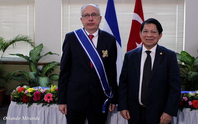 Embajador-de-Turquía-en-Nicaragua-recibe-orden-José-de-Marcoleta.jpg