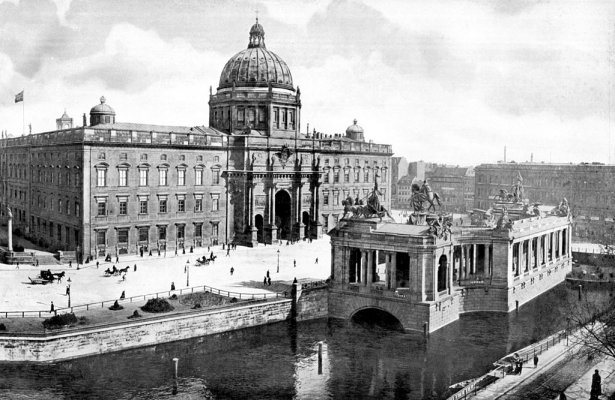 1024px-Berlin_Nationaldenkmal_Kaiser_Wilhelm_mit_Schloss_1900.jpg