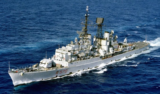 0 Italian_destroyer_Impavido_(D570)_underway_in_the_Mediterranean_Sea_on_19_May_1983_(6474637).jpg