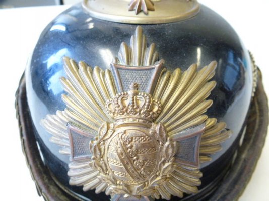 sachsen-pickelhaube-eines-reserveoffiziers-der-artillerie-sehr-schoenes-stueck-der-lederkorpus-i.jpg