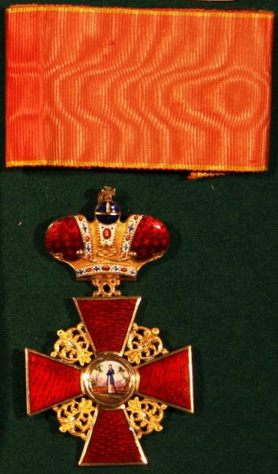 Военно-медицинский музей, СОФ-3572. золото, эмаль, ткань, 4,3х4,3 см.jpg