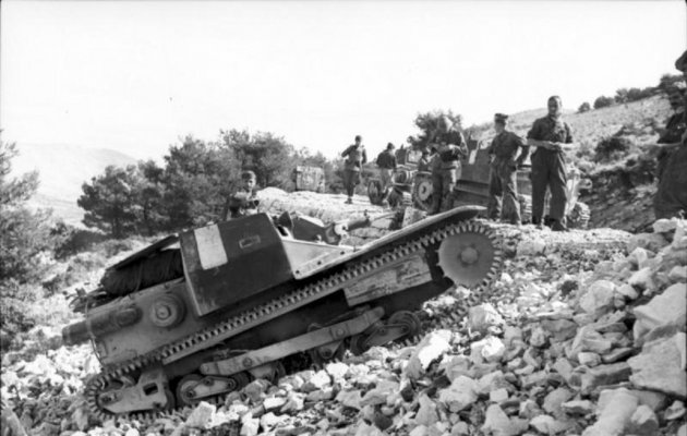 Bundesarchiv_Bild_101I-177-1451-03A,_Griechenland,_italienischer_Panzer.jpg
