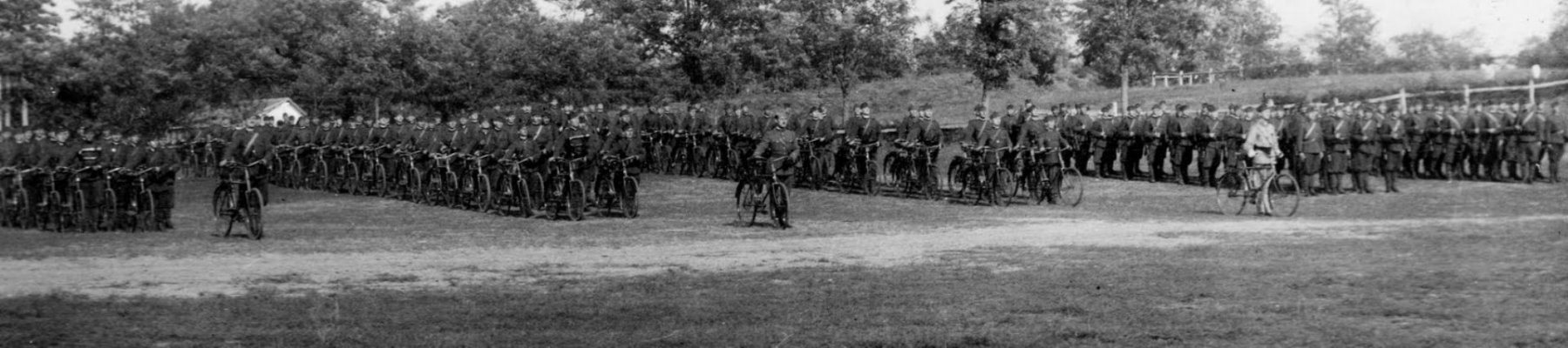 00043. Важной составляющей кавалерийских бригад были батальоны «резиновых гусар» - велосипедисто.jpg