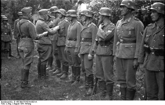 Bundesarchiv_B_145_Bild-F016210-0021A,_Bessarabien,_Ordensverleihungen_durch_Hans_v._Ahlfen.jpg