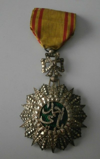 Medaille-de-Chevalier-de-lOrdre-du-Nichan-Iftikhar-_57 (2).jpg