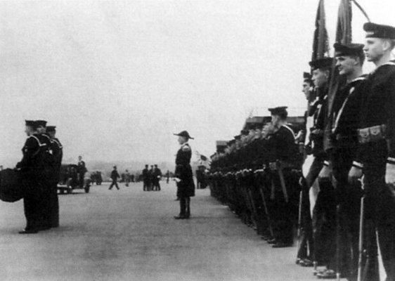 1939_04_17_astoria_ca-34_honor_guard_yokohama_dy_700x.jpg