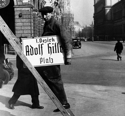 Adolf Hitler Platz Viena 14Mar38.jpg