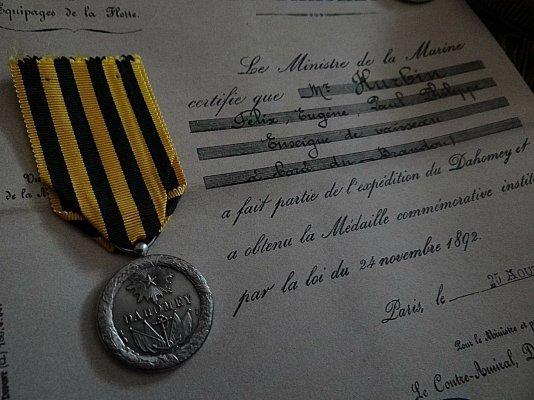 Diplome-Medaille-Commemorative-Lexpedition-Du-Dahomey-Sans-Insignes-Repro-_57.jpg