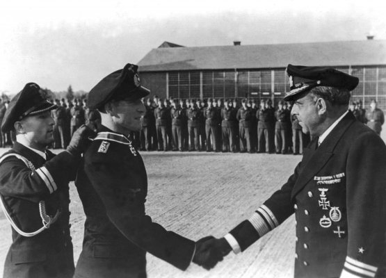 Вице-адмирал Г. Хайе поздравляет обербоцмана Г. Беррера с награждением Рыцарским крестом.jpg