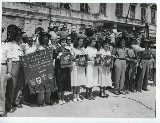 Fotografia-Bersaglieri-Trieste-a-Gorizia-in-parata-anni50.jpg